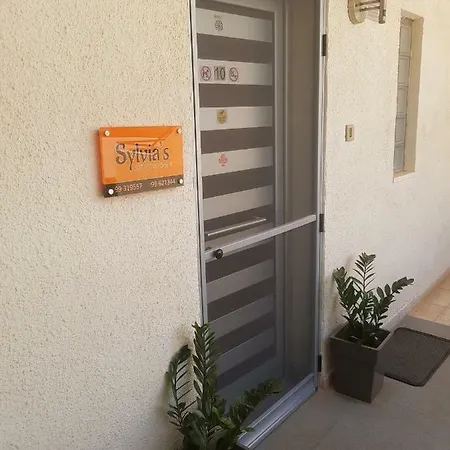 Sylvias Art Apartment